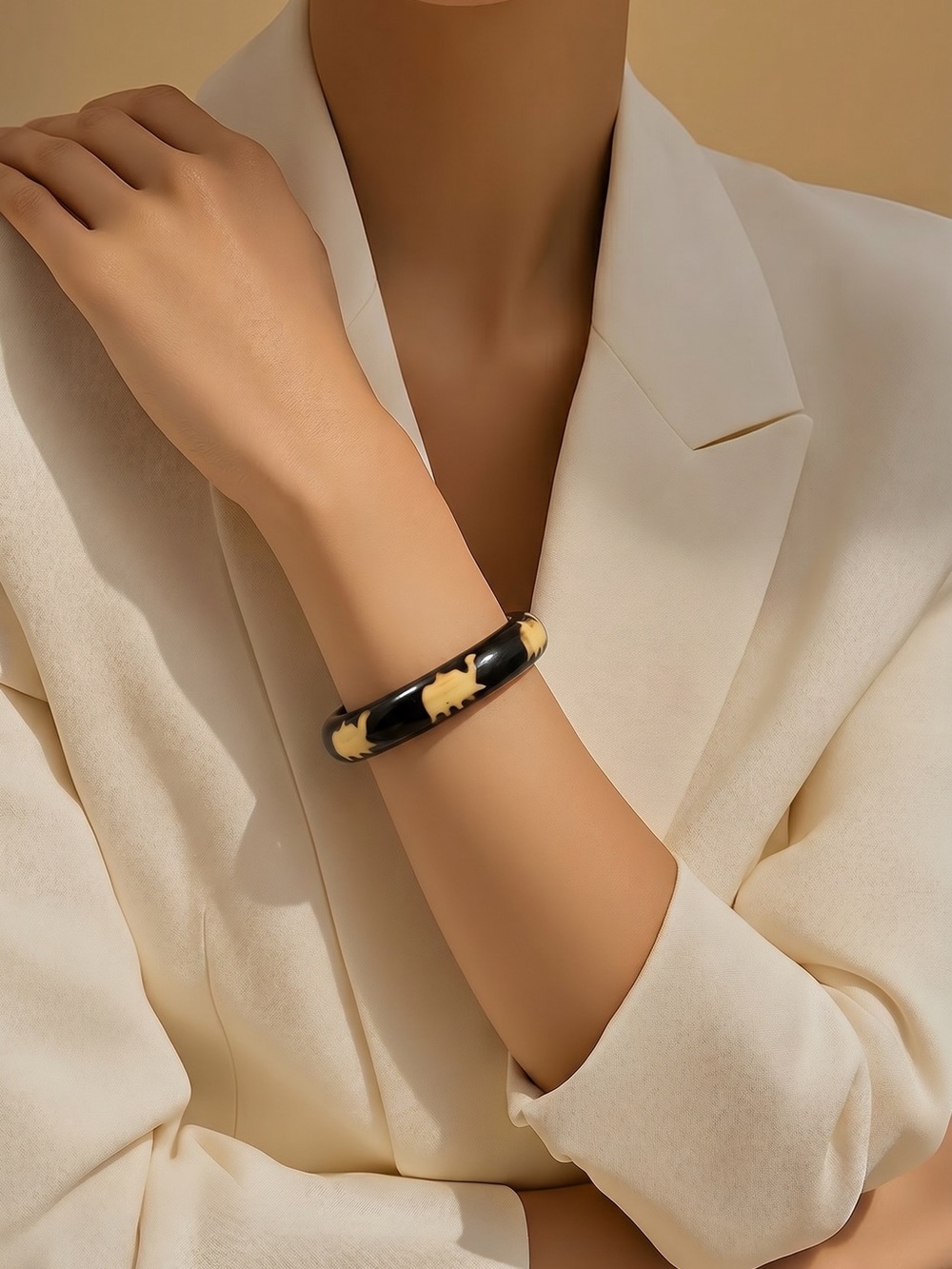 Source Unknown Black and Cream Resin Bangle Bracelet - Women Jewelry☑️
